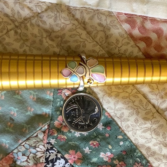 Colourful butterfly and flower ring - Picture 2 of 2
